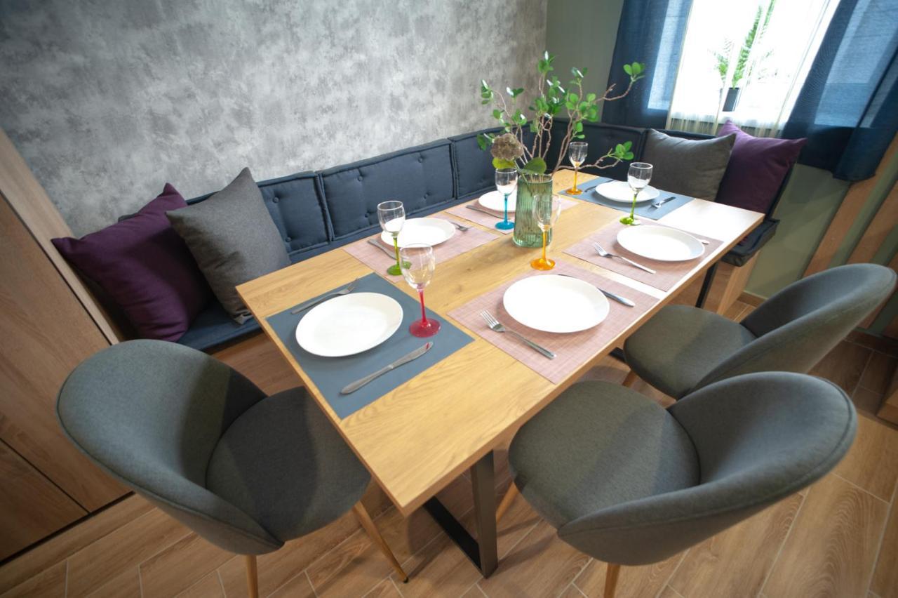 3 Bedroom, 2 Bathroom Apartment Near Forum Lviv Eksteriør bilde