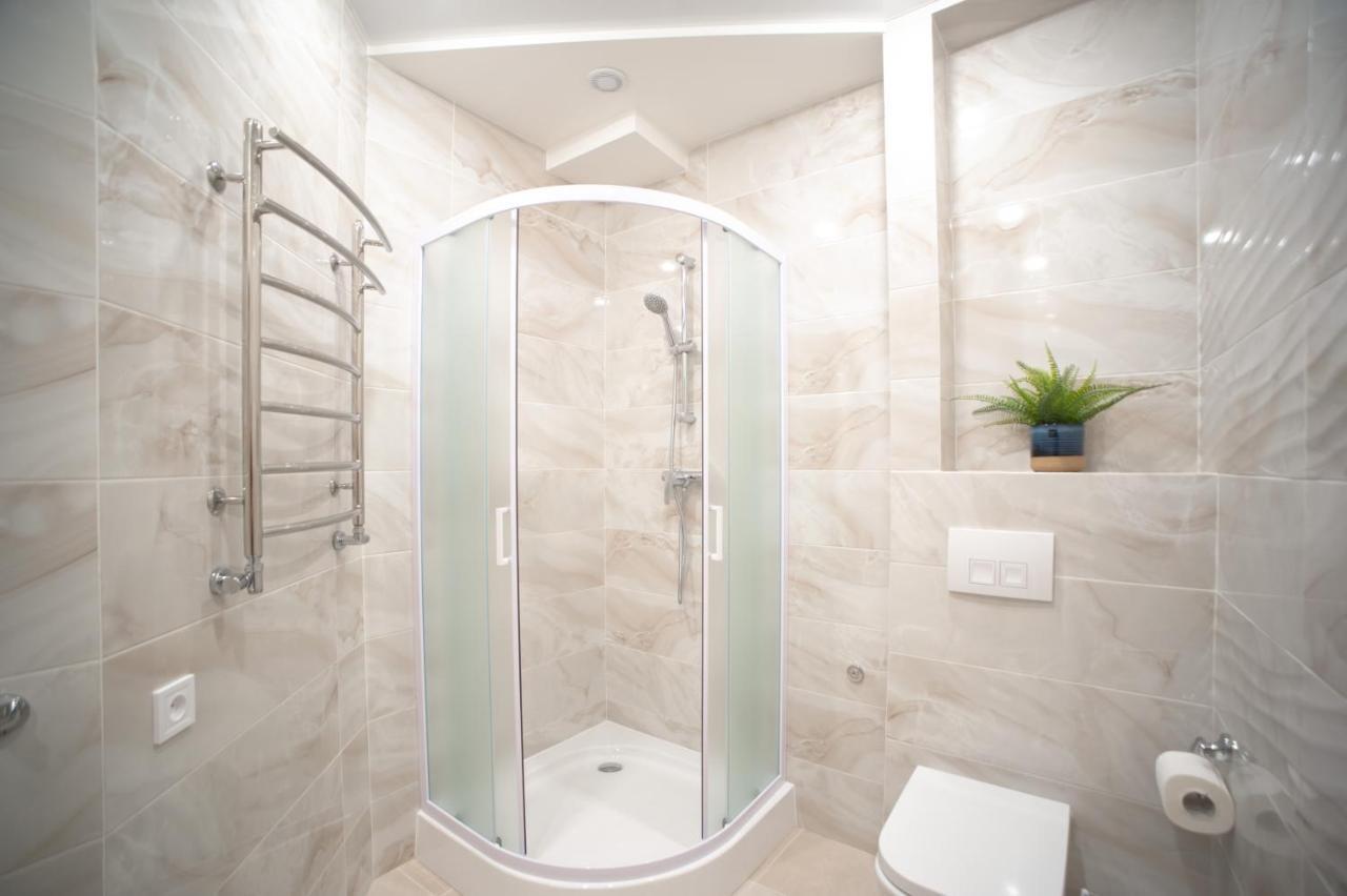 3 Bedroom, 2 Bathroom Apartment Near Forum Lviv Eksteriør bilde
